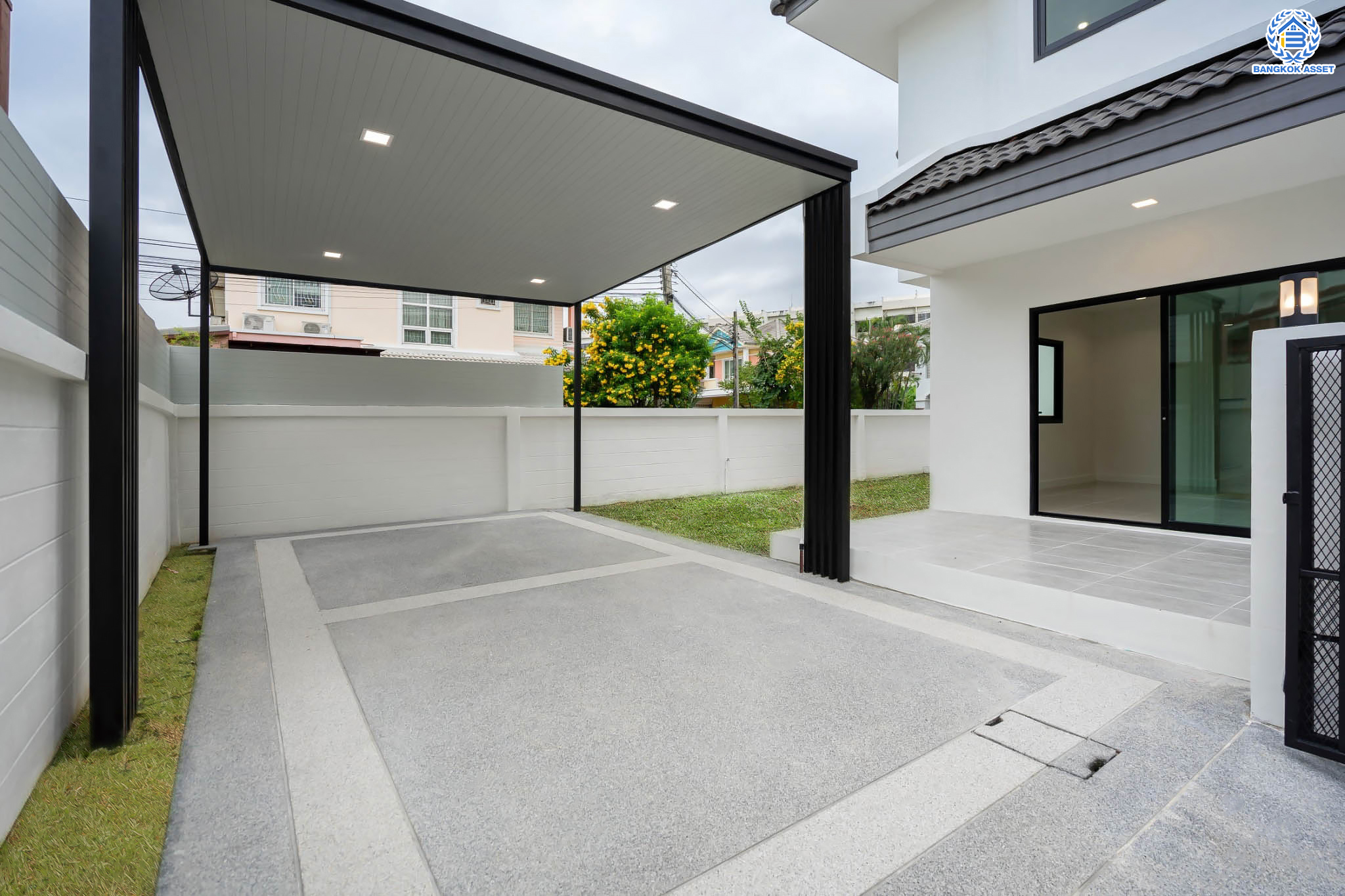 บ้านมือสองตกแต่งใหม่ ม.สัณห์ติสุข สรงประภา บ้านแฝดหลังมุม เนื้อที่ถึง 51.8 ตร.ว. ฟังก์ชัน 3 ห้องนอน 2 ห้องน้ำ 1 ห้องอเนกประสงค์ จอดรถได้ 2 คัน บนทำเลศักยภาพ เชื่อมต่อหลายเส้นทาง ใกล้ทางด่วน "ศรีรัช" และโรบินสัน ศรีสมาน